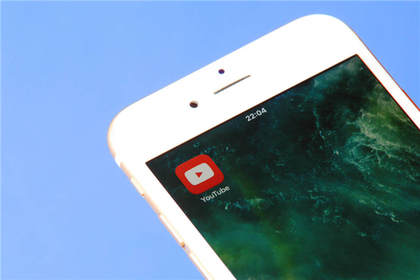 至于视频发布的频率，通常你可以在开始的时候每周发布一次视频，然后你可以把发布时间延长到3到4周，因为频道里的指标一般都比较好。 理论上，更多的视频应该会带来更多的游戏时间，但为了长期的可持续发展目标， 质量而不是数量应该是第一位的。 如果你的目标是把观众转化作为订户，那么首先你需要关注质量，然后是数量。 如果你能保证视频的持续上传，用户会认为你将来会推出更多高质量的内容，而且他们更有可能点击订阅。 如果你在脸书、推特、Instagram或Pinterest上也有粉丝社区，你可以利用这些社区来交叉推广你的YouTube频道(例如，把你的YouTube视频链接放到你的社交媒体账户的个人资料页面上)。 此外，您还可以跨频道交叉分发视频内容，以充分利用资源。 此外，如果你想吸引更多的订户，你可以在视频正式发布前在各种社交媒体平台上发布预告片或公告，并在你的YouTube频道上添加链接，以吸引更多人访问你的YouTube主页。 在视频标题中，使用正确的关键词可以帮助你连续获得播放量，这是非常重要的一步，需要不断重复。 你需要知道最近在YouTube上搜索了哪些与你的主题相关的热门关键词。这将有助于您为新视频添加标题和选择标签，您还可以获得下一个视频主题的灵感。 你可以使用搜索引擎优化工具(例如，谷歌关键词规划器，一个谷歌关键词优化器)来帮助你找到相关的关键词。“竞争分数低但搜索量大”的主题都是不错的选择。 这不仅可以帮助你避免创建无人搜索的视频或视频标题，而且， 它还可以帮助你避免在你的视频发布之前，平台上已经有很多类似的内容，这将使你的视频很难赢得或者排名很低。 80%的视频应该选择搜索引擎优化作为参考，以吸引更多的流量，剩下的20%应该用作你的增值内容或独家创意视频。如果你的内容是创新的，可以突破现有的模式或市场上的想法，那么我相信人们会非常愿意订阅你的渠道。 本文中提到的另一个“80/20”规则是，你的内容比例需要是:80%常青树内容和20%主题内容。 因为常青树内容对于增加频道的整体观看时间非常重要，毕竟，季节性强的视频(如万圣节视频)全年都没有热度和观众。然而，如果你想刺激用户订阅，主题内容也是需要的。 由于主题内容的时效性，人们喜欢及时跟进新闻热点或八卦。例如，NBA总决赛或颁奖典礼通常是全国关注的焦点。希望能够首先关注相关内容的用户将非常乐意订阅您的频道。 你可以试着和其他YouTube的创建者合作，充分利用彼此的粉丝来互相推动。这可以被视为一种双赢的方法。